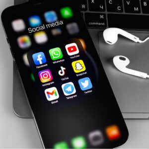 TikTok, Intimité dévoilée et Mauvais Œil : Le piège des réseaux sociaux Photo Reseaux 300x300